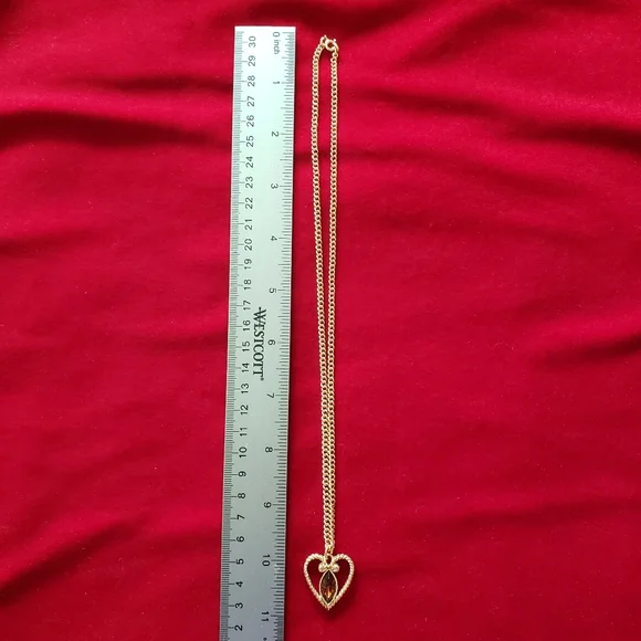 Vintage Avon Gold Tone Heart Pendant With Glass Rhinestone Necklace - Picture 12 of 12